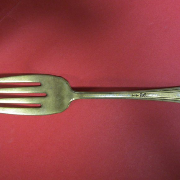 EARLY 1900'S SHEFFIELD PLATE COLD MEAT FORK W/GOLD TONE & ETCH OF HEART & FLOWER - Picture 2 of 9